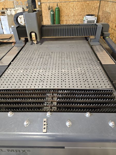 CNC cutting machine with a perforated metal bed