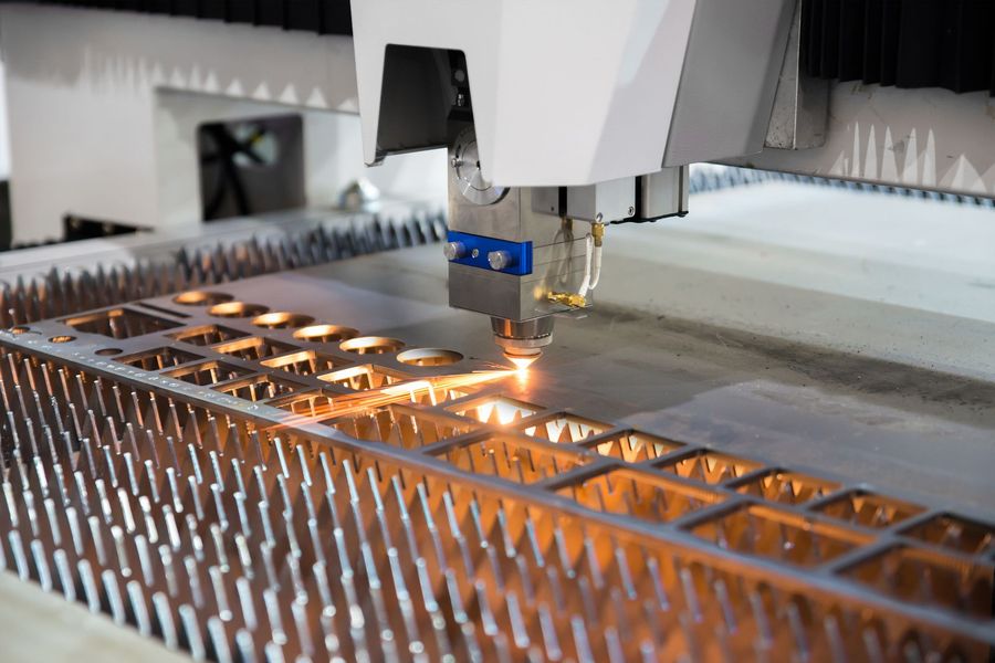 Laser cutting machine precisely cuts metal sheet, with bright sparks